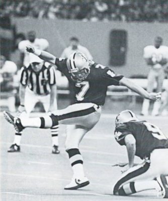 Morten Andersen kicks a 49-yard field goal against 49ers in 1989